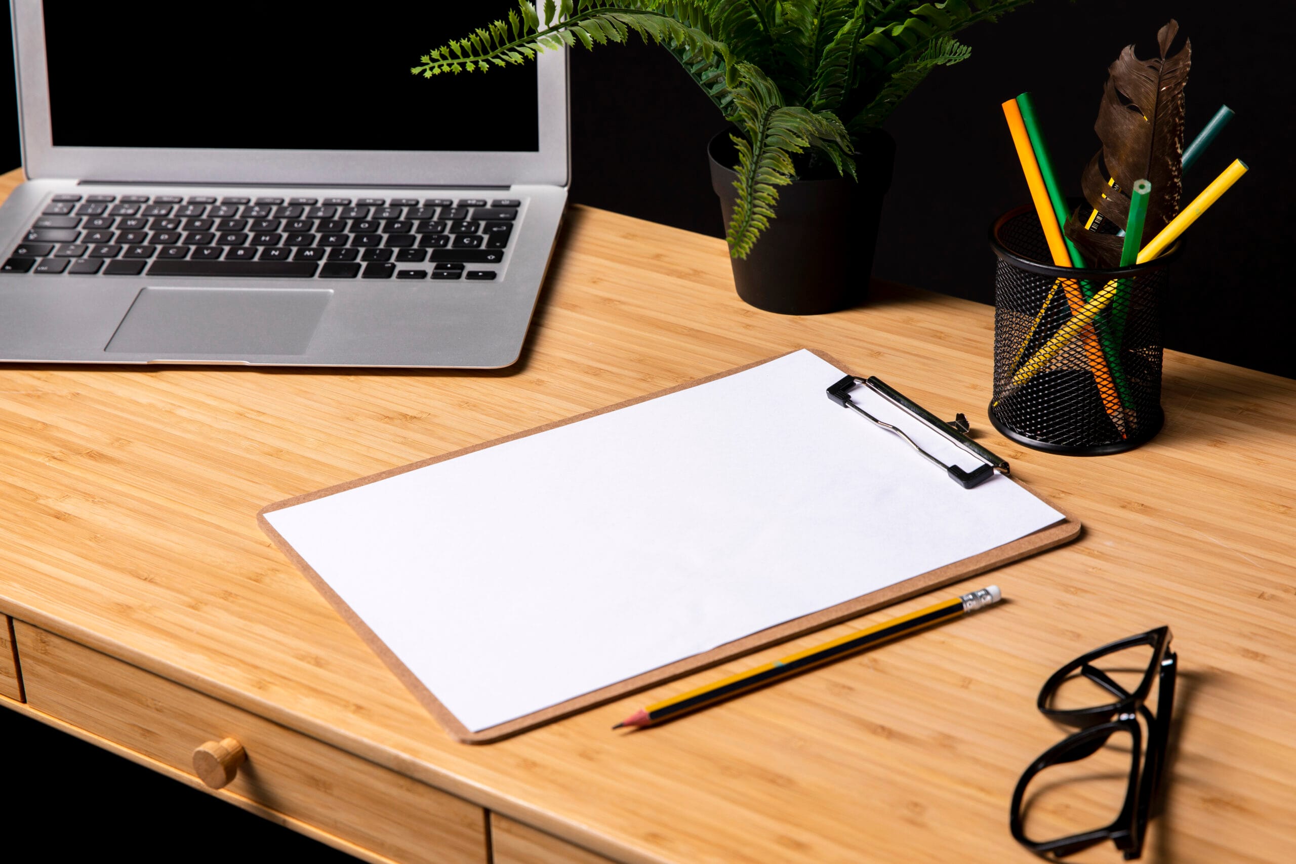 tidy-desk-with-clipboard-glasses